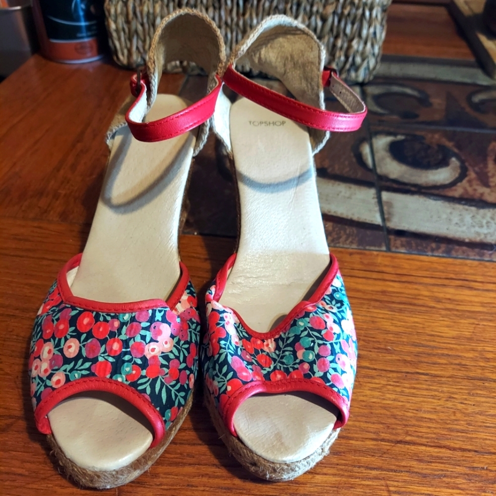 Topshop Women's Floral Red Wedge Sandals size 9 floral print